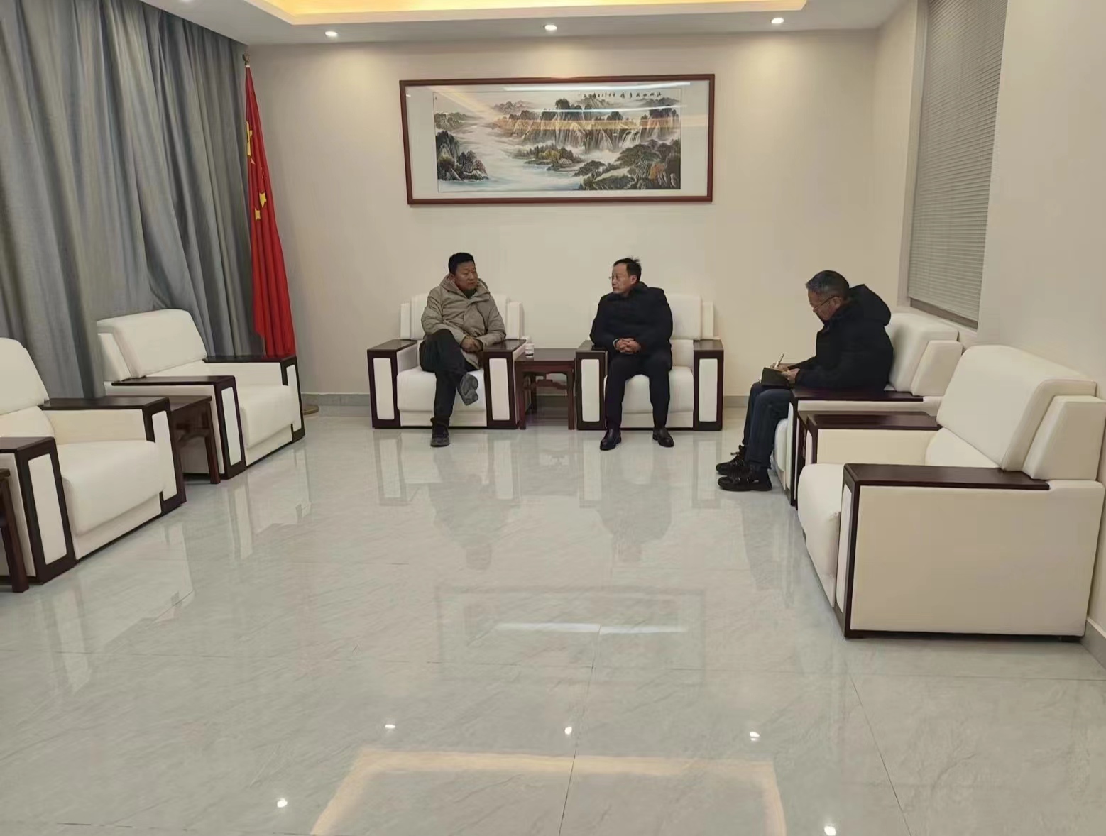 On the afternoon of March 3, 2024, Executive Deputy General Manager Wang Xiaojun received Fang Changjian, United Front member of the Party Working Committee of Wuyou Street, Yannan High-tech Zone, and the two sides exchanged ideas on the resumption of work and project promotion after the holiday, striving to win a 